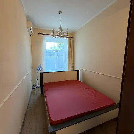 на проспекті шевченка зі своїм двориком 2 кімнатна Apartment *