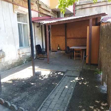 на проспекті шевченка зі своїм двориком 2 кімнатна
